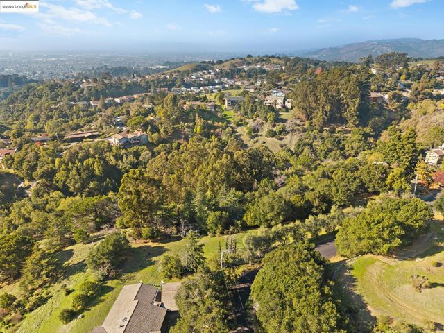 11330 Lochard St, Oakland, CA 94605