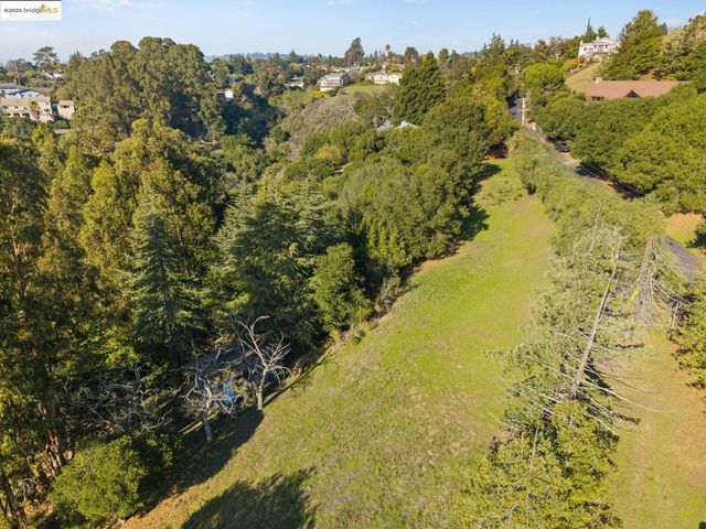 11330 Lochard St, Oakland, CA 94605