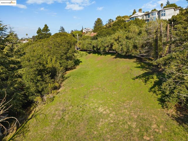 11330 Lochard St, Oakland, CA 94605