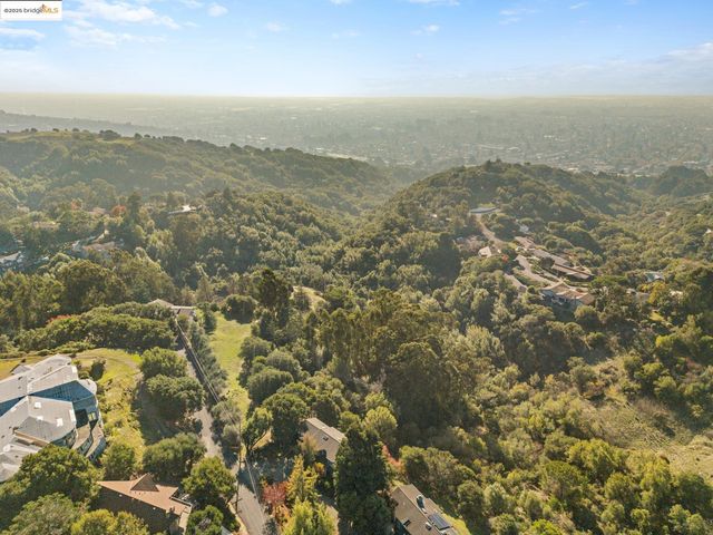 11330 Lochard St, Oakland, CA 94605