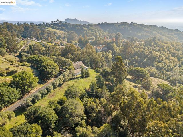 11330 Lochard St, Oakland, CA 94605