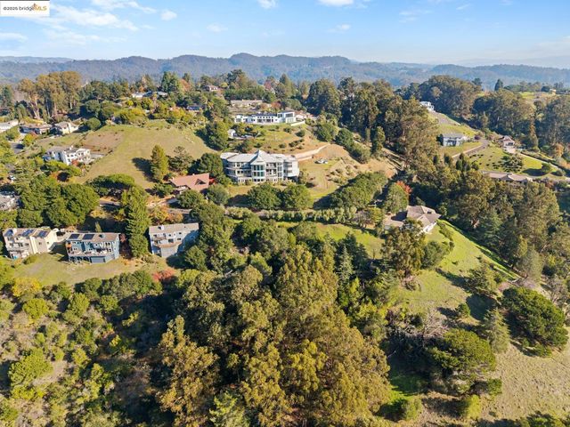 11330 Lochard St, Oakland, CA 94605