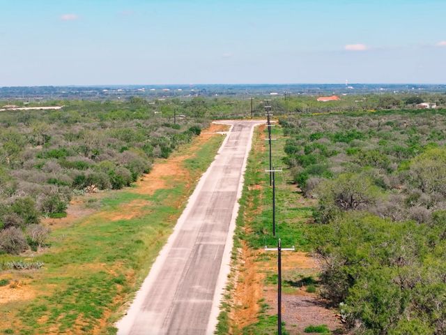 117 CR 2644, Moore, TX 78057