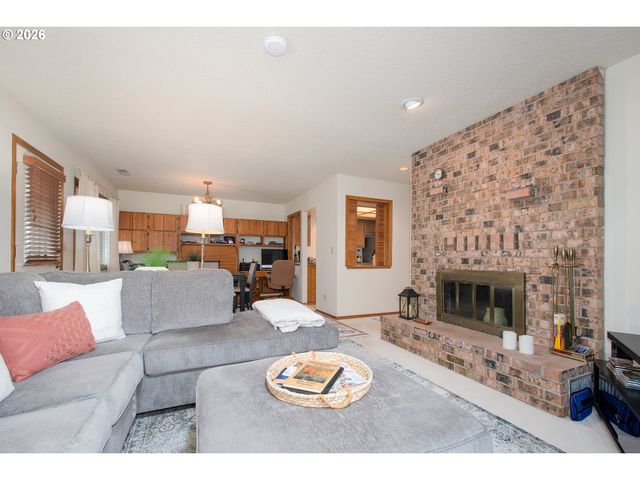 616 Sw EASTMAN Pkwy, Gresham, OR 97080