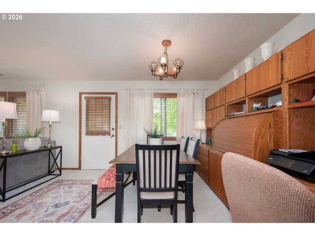 616 Sw EASTMAN Pkwy, Gresham, OR 97080