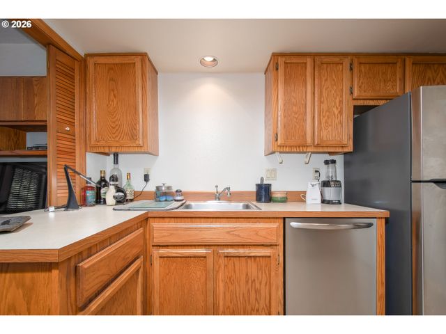 616 Sw EASTMAN Pkwy, Gresham, OR 97080