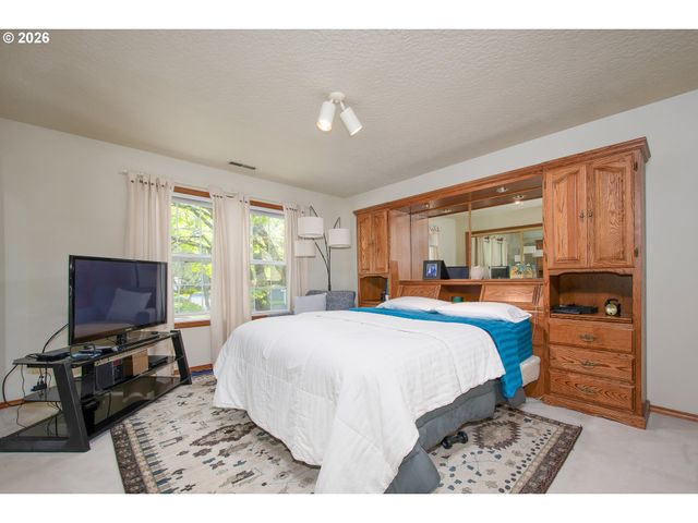 616 Sw EASTMAN Pkwy, Gresham, OR 97080