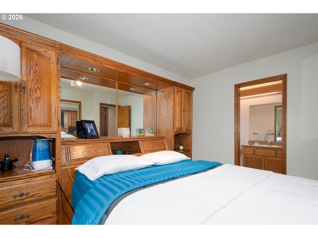 616 Sw EASTMAN Pkwy, Gresham, OR 97080