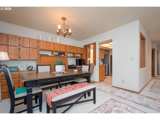 616 Sw EASTMAN Pkwy, Gresham, OR 97080