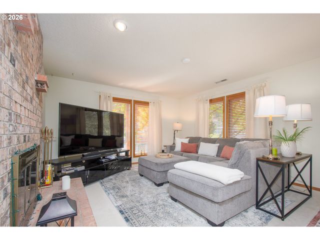 616 Sw EASTMAN Pkwy, Gresham, OR 97080