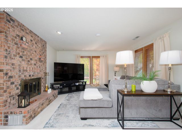 616 Sw EASTMAN Pkwy, Gresham, OR 97080