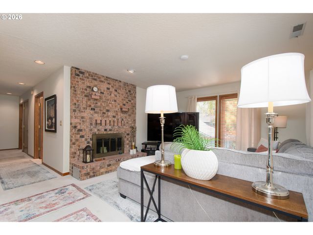 616 Sw EASTMAN Pkwy, Gresham, OR 97080