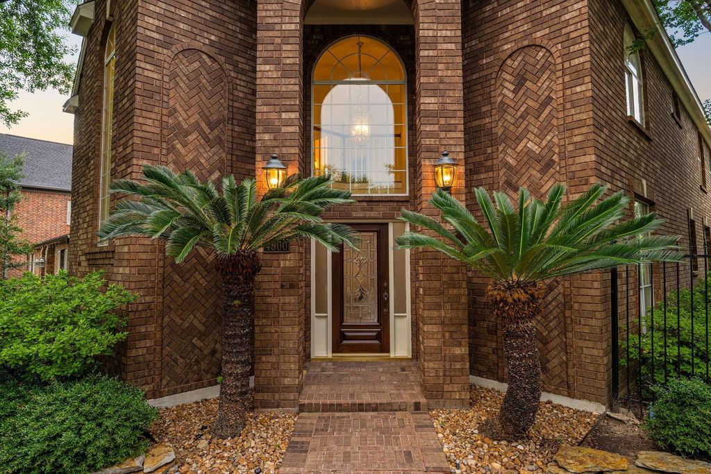 Image 1 of property listing at 4900 Cedar Street, Bellaire, TX 77401