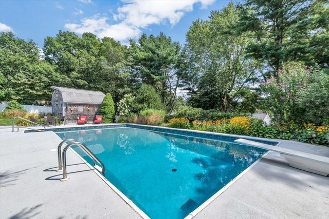 66 Sheaffer Rd, Barnstable, MA 02632