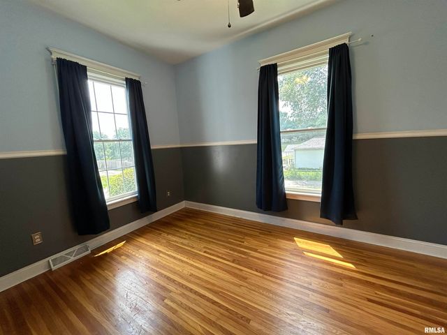 211 S MAIN Street, Athens, IL 62613