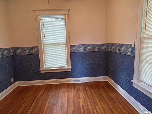 211 S MAIN Street, Athens, IL 62613