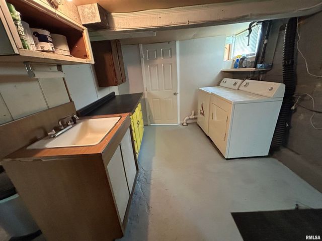 211 S MAIN Street, Athens, IL 62613