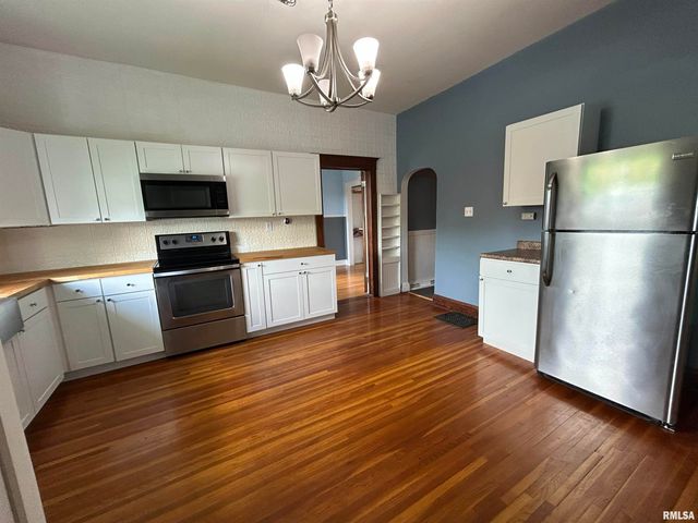 211 S MAIN Street, Athens, IL 62613