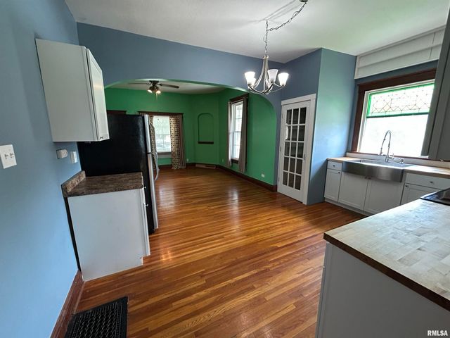 211 S MAIN Street, Athens, IL 62613