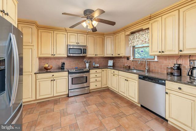 747 WILLOW DR, Gibbstown, NJ 08027