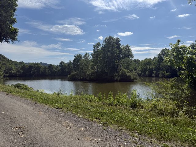 242 Lynch Ln, Gainesboro, TN 38562