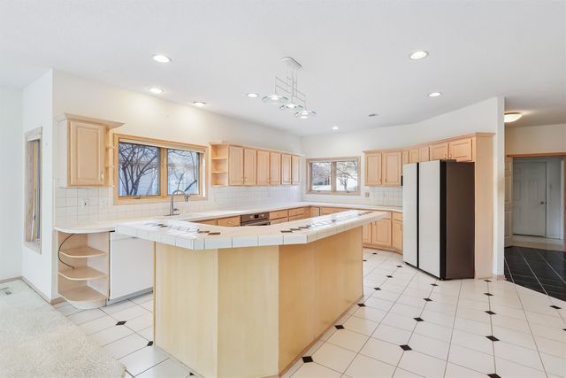 1104 Glen Oaks Drive, West Des Moines, IA 50266