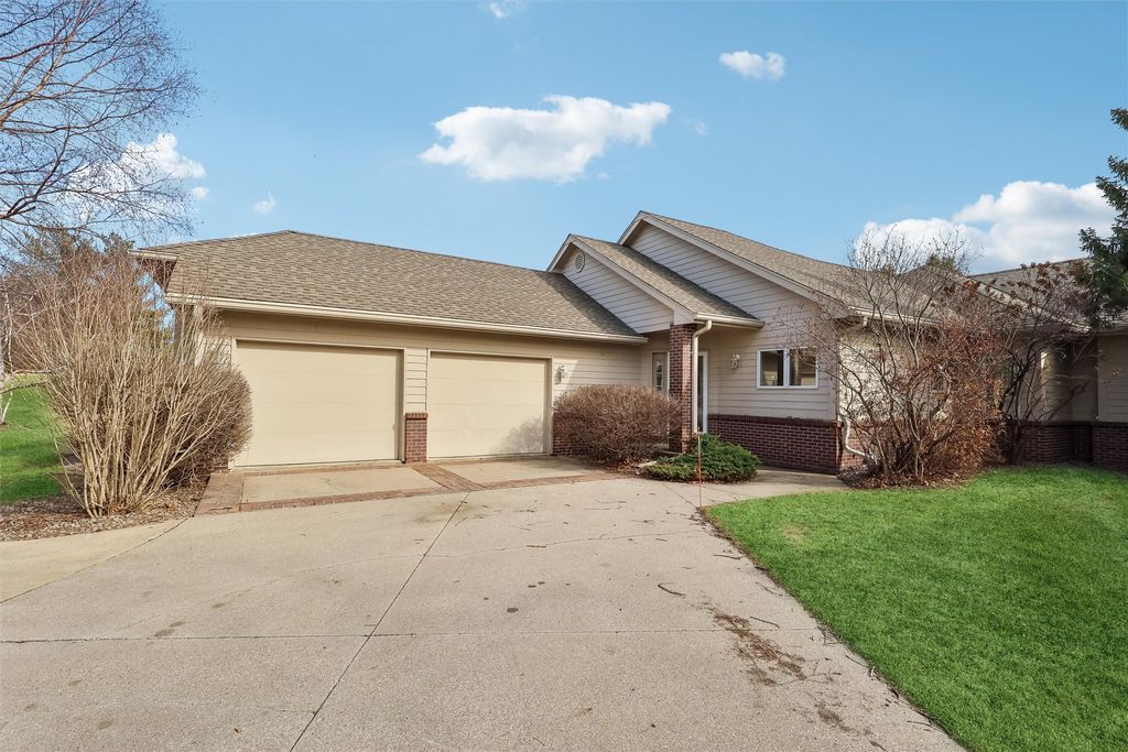 1104 Glen Oaks Drive, West Des Moines, IA 50266