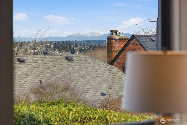 2512 Nob Hill Avenue N, Seattle, WA 98109