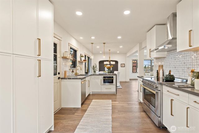 2512 Nob Hill Avenue N, Seattle, WA 98109