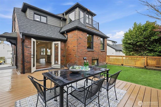 2512 Nob Hill Avenue N, Seattle, WA 98109