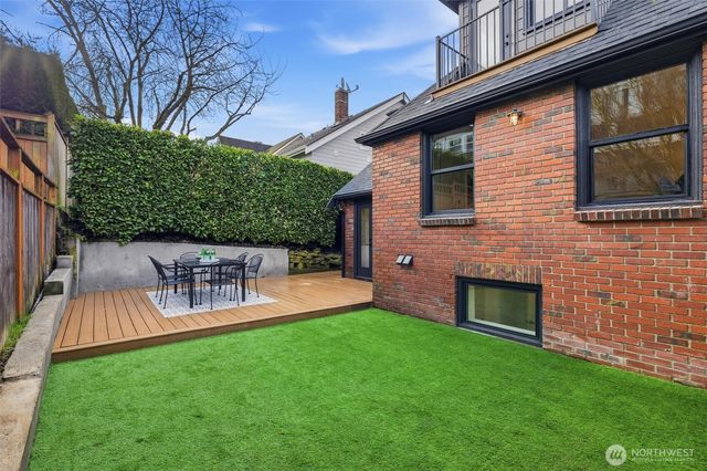 2512 Nob Hill Avenue N, Seattle, WA 98109