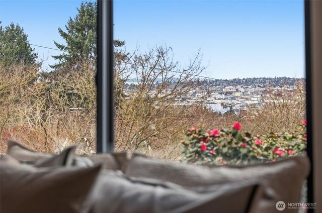 2512 Nob Hill Avenue N, Seattle, WA 98109