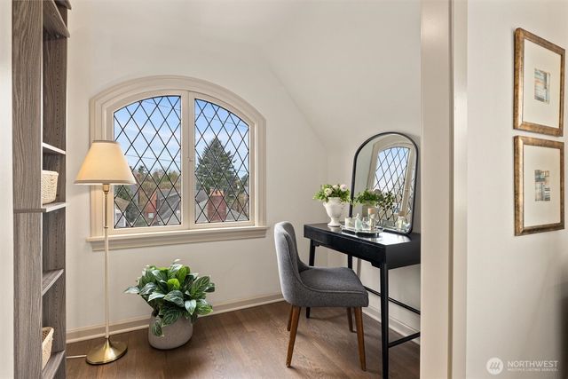 2512 Nob Hill Avenue N, Seattle, WA 98109