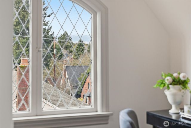 2512 Nob Hill Avenue N, Seattle, WA 98109