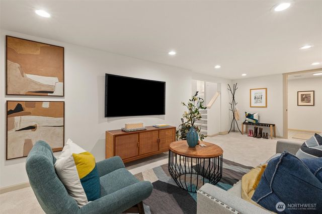 2512 Nob Hill Avenue N, Seattle, WA 98109