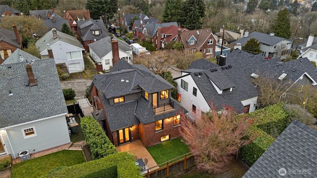 2512 Nob Hill Avenue N, Seattle, WA 98109