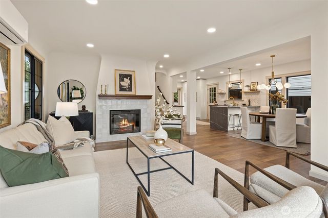 2512 Nob Hill Avenue N, Seattle, WA 98109