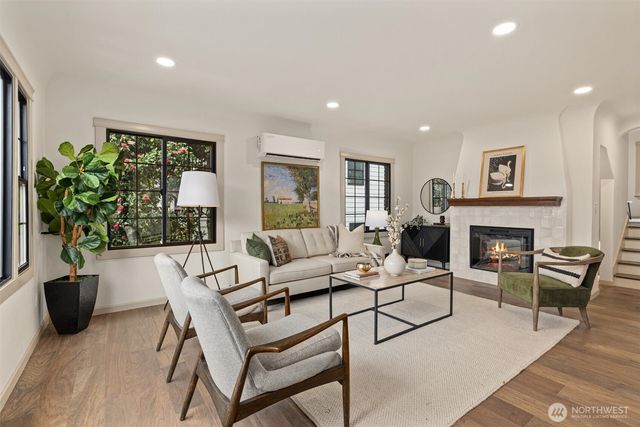 2512 Nob Hill Avenue N, Seattle, WA 98109