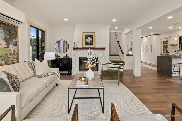 2512 Nob Hill Avenue N, Seattle, WA 98109