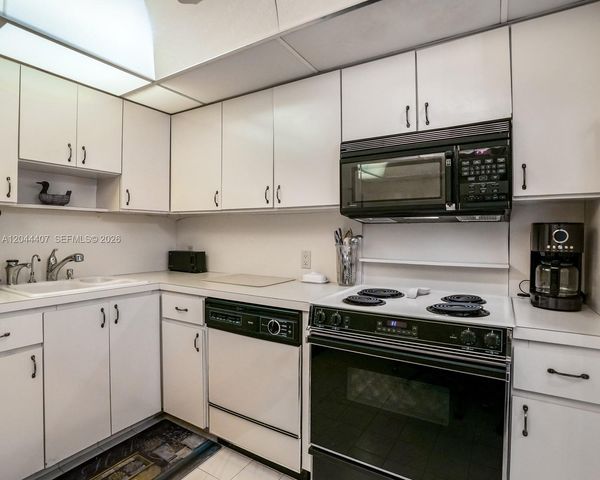 100 Bayview Dr 1620, Sunny Isles Beach, FL 33160