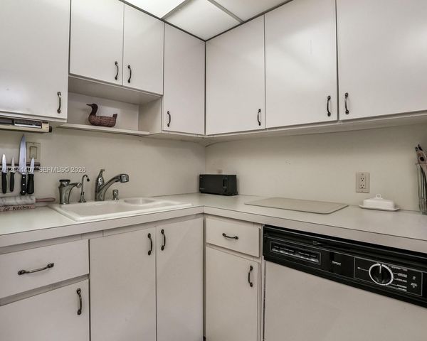 100 Bayview Dr 1620, Sunny Isles Beach, FL 33160