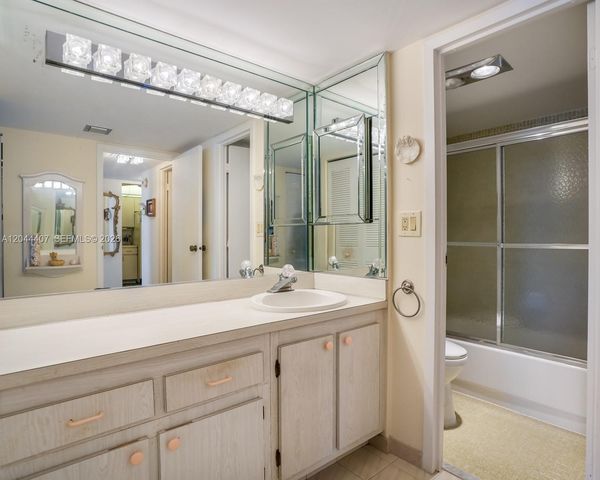 100 Bayview Dr 1620, Sunny Isles Beach, FL 33160