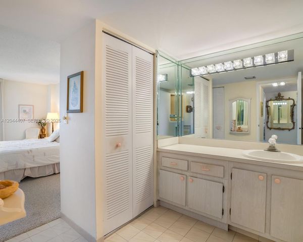 100 Bayview Dr 1620, Sunny Isles Beach, FL 33160