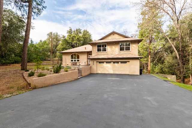 18777 S Sugar Pine Dr, Pine Grove, CA 95665