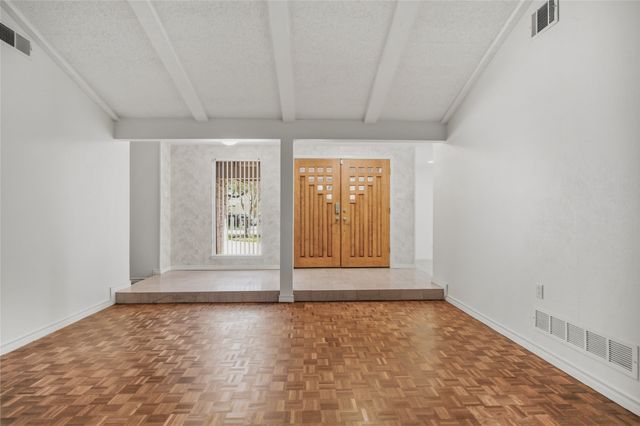 15721 mapleview, Dallas, TX 75248
