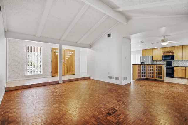 15721 mapleview, Dallas, TX 75248