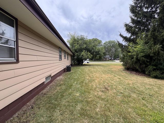 2330 S Brookside PARKWAY, New Berlin, WI 53151
