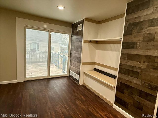 1146 S Long Lake Boulevard, Lake Orion, MI 48362