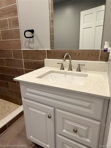 1146 S Long Lake Boulevard, Lake Orion, MI 48362