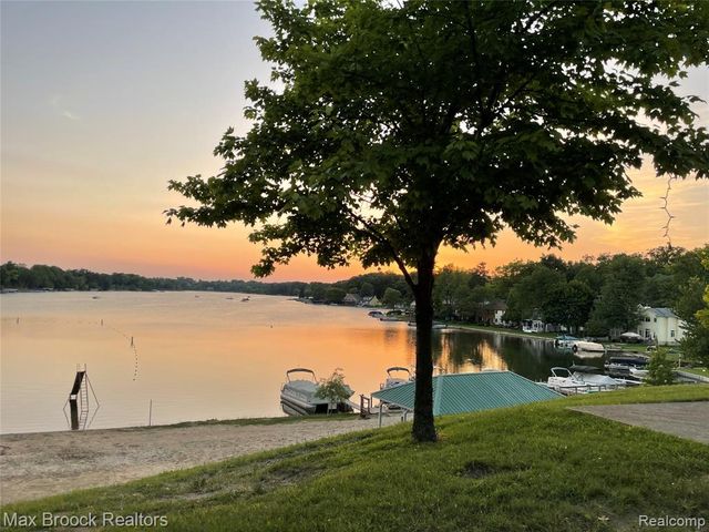 1146 S Long Lake Boulevard, Lake Orion, MI 48362
